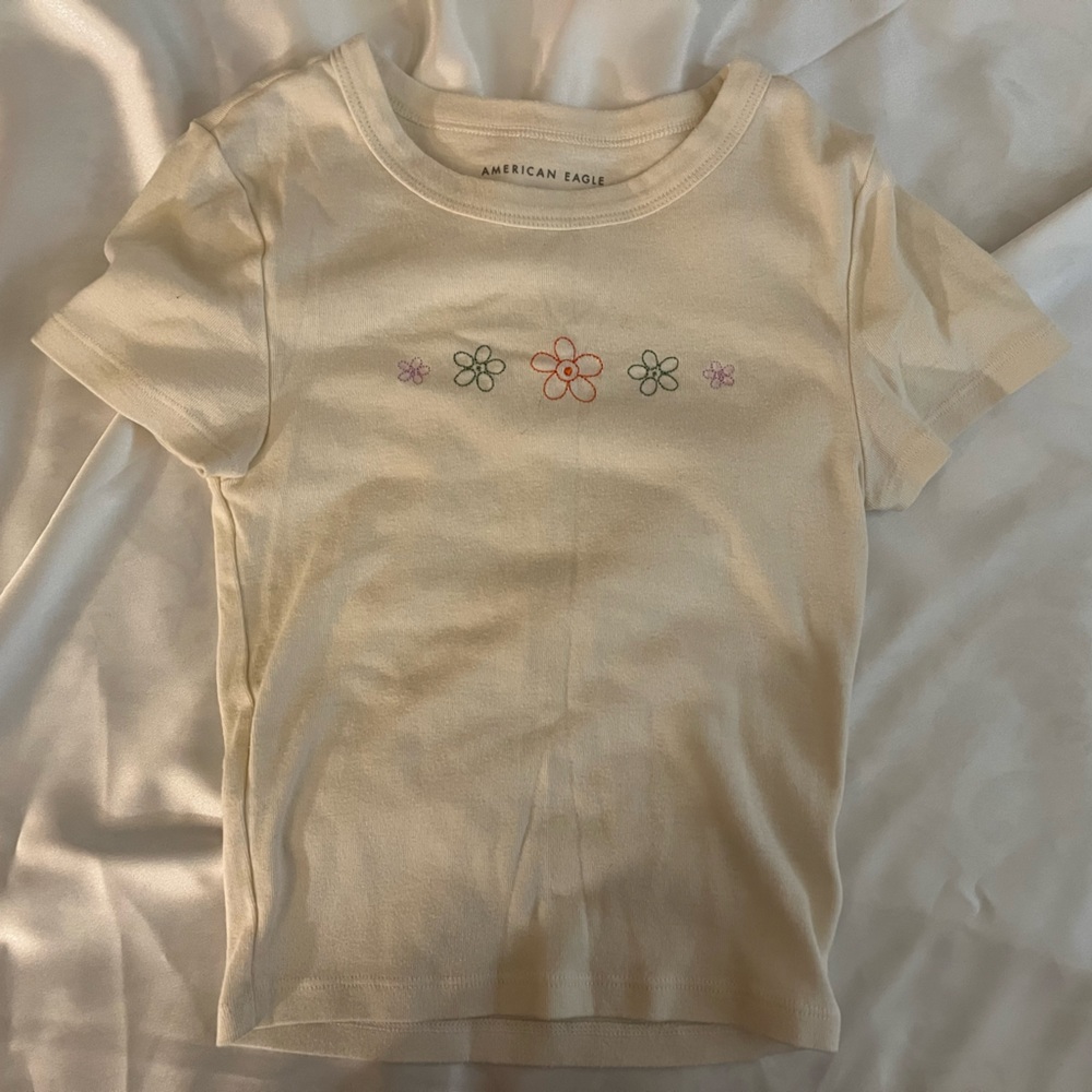 American Eagle baby tee with embroidered mini flowers - Picture 1 of 3